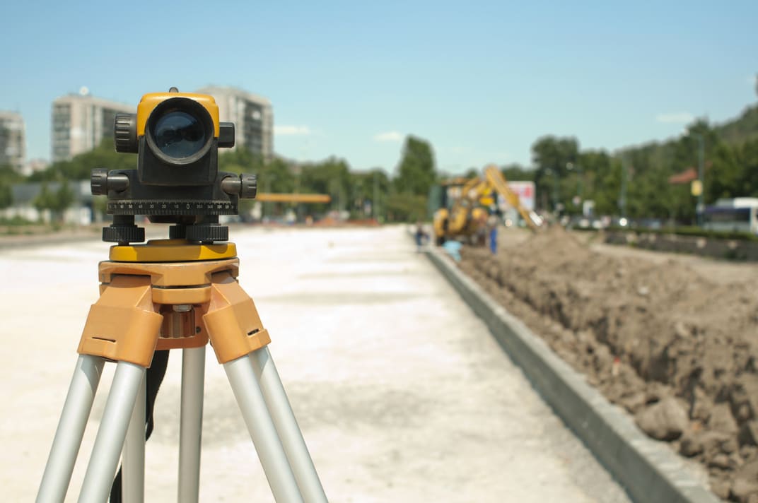 Equipamento de topografia em área de infraestrutura
